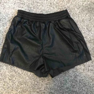  - Shorts i fejkläder med ormprint och fickor i sidorna. Passar en vanlig S. Köparen står för frakt 👗