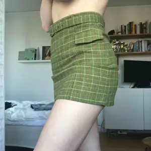 Jättefin rutig kjol i grönt med gulliga ”fickor” och tillhörande skärp jag köpte second hand. Älskar den här kjolen men den är lite liten och passar nog bäst dom som brukar ha XS/S. Frakt ingår i priset☺️