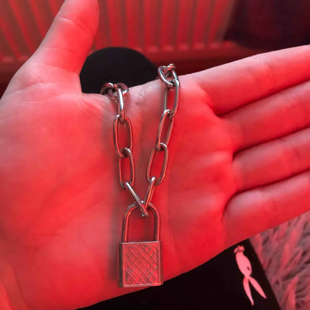 FETT coolt chain halsband med ett lås på🥵(ingen nyckel finns) Används tyvärr inte längre därför säljs den. Möts upp i stockholms området och fraktar !. Accessoarer.