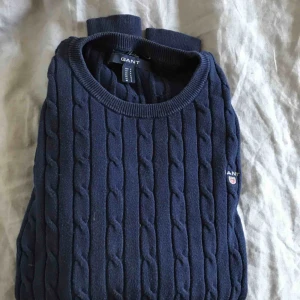  - Gant tröja, använd 2 gånger. Frakt tillkommer