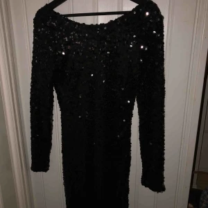  - svart klänning från nelly, använd 1 gång. Den är liten i storleken.
