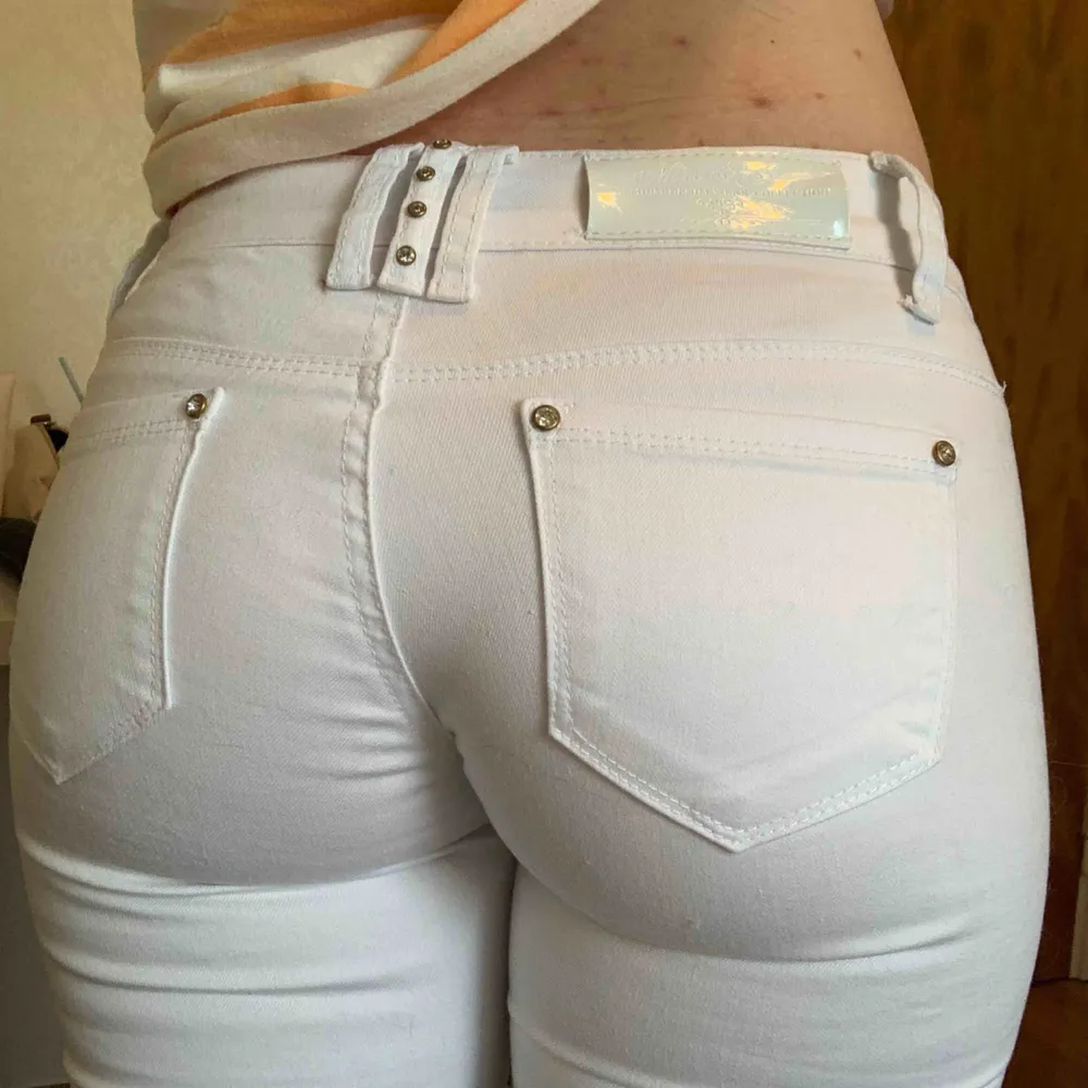 Snygga vita, tighta jeans med guld detaljer från Miss RJ. Användas fåtal gånger. Så är i bra skick.  Storleken är 36/s. Priser är exklusive frakt. Går också att mötas upp om det är i närheten. . Jeans & Byxor.