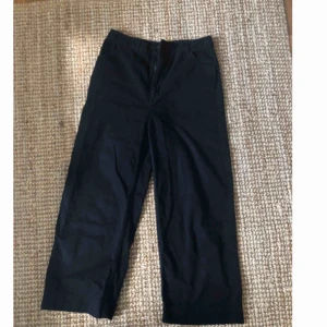  - Utsvängd byxa, den slutar lite ovanför ankeln. Sparsamt använda och bekväma. Kommer från monki. Kan mötas upp i Sthlm, annars betalar köpare frakt 🤗