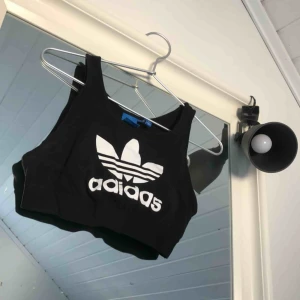  - Aldrig använd bh/croptop från adidas. Strl L, frakt inkluderad