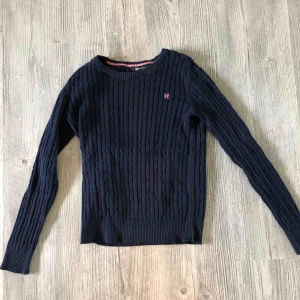  - Skön marinblå tröja från ginatricot. Inte så mycket använd så i bra skick! Möts upp i linköping eller så står köparen för frakt ❤️❤️