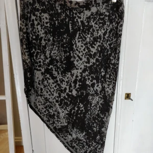  - Snedskuren Kjol från H&M. Strl: L men insydd till M.