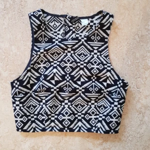  - Top från HM i strl 36. Dragkedja på baksidan. Knappt använd. Säljer också matchande kjol i strl 34. Köparen står för frakt, kan också mötas upp i Uppsala. 