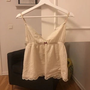  - Ett linne från odd Molly i storleken 1, vilket jag säger skulle kunna passa alla storlekar från XS-M eftersom att banden går att spänna in.  Den är i princip aldrig använd och de är inget som helst slitage på den, ser ut som ny.  Jag kan frakta varan men då får köparen stå för frakten😊