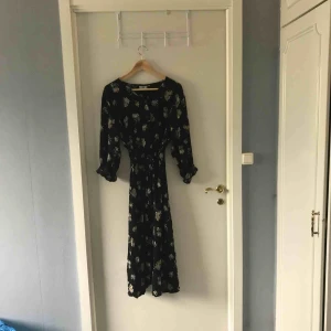  - Klänning eller kappa att ha över annat. Snygg både knäppt och uppknäppt