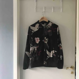  - Lyxig bomberjacka med dragkedja i skönt material och fint mönster.