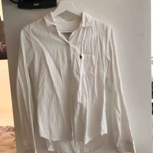  - Vit skjorta från Abercrombie & Fitch. Bra skick. 