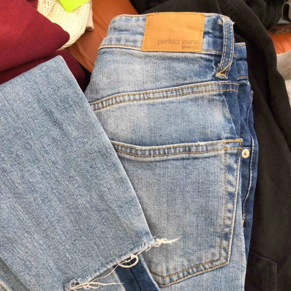 Mom Jeans från Gina Tricot med mörkare denim rand längs sidan! 🐬 Frakt tillkommer💌. Jeans & Byxor.
