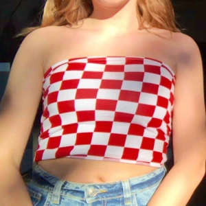  - Rutig tube top som jag köpt på second hand men aldrig använt. Kommer passa perfekt i sommar när det blir varmt tillsammans med shorts eller kjol.