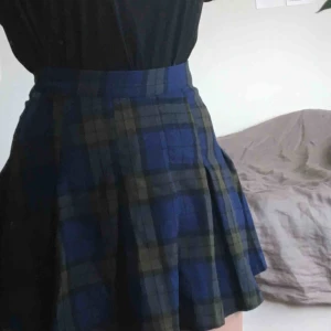  - Rutig kjol från H&M, köpt för länge sen men bara använd ett fåtal gånger och i gott skick! Kan mötas upp i Stockholm/Strängnäs/däremellan och fraktar alltså inte