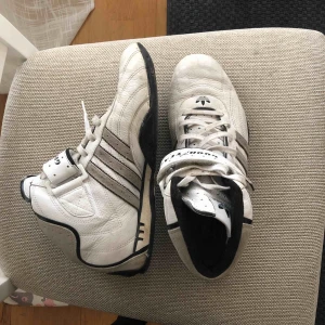  - Fina adidasskor! Använda men hela och fint skick.  Köpare står för frakt.