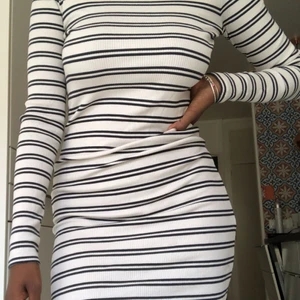  - Vit klänning med svarta ränder. Ribbad i tyget. Går att   Välja om man vill ha den lite längre eller kortare. 