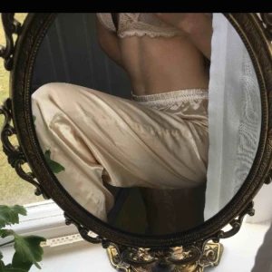  - Vintage skitsnygga vida byxor i sidentyg. Köpta här på Plick men för stora för mig som ofta har XS. I perfekt skick!!!!!!! perfekta till sommaren!