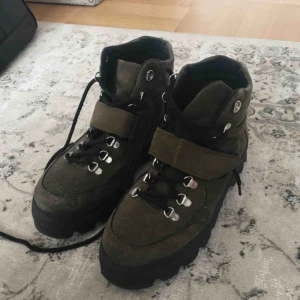  - Mörkgröna mocka boots från attitude storlek 38. Unisex. 150 inklusive frakt! 