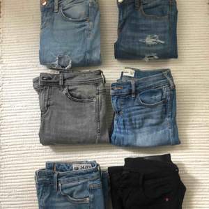 Säljer massa jeans, alla i strl XS. Fyra längst upp sitter alla tajt, två längst upp är slitna, två längst ner är bootcut. Kan skicka fler bilder. H&M, American Eagle, Zara, Abercrombie