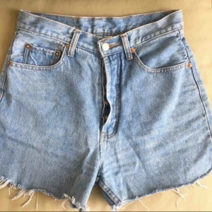  - Klassikerna! Levisshorts i 501-modell. Hög midja. W29 på lappen men passar W25-27. Mycket fint skick. Kan fraktas! 🌸