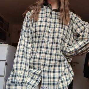  - Säljer denna rutiga skjorthoodien köpt på beyond retro!❤