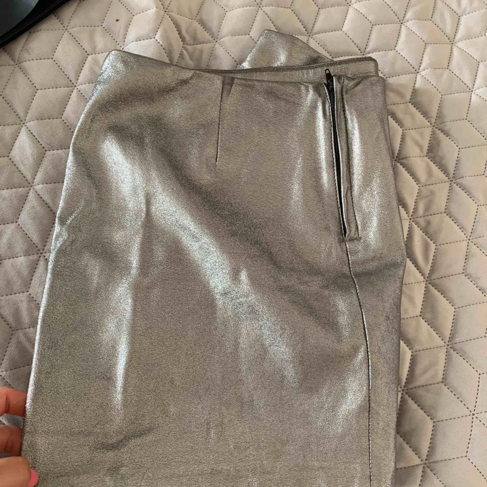 Metallic kjol från H&M. Använd men i gott skick.  Köparen står för frakt.  . Kjolar.
