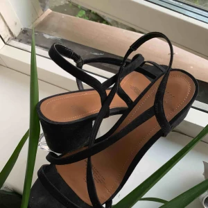  - Strappy heels ifrån HM! Storlek 41 men rätt små i storleken, använda 1 gång. Pris går att diskutera. 