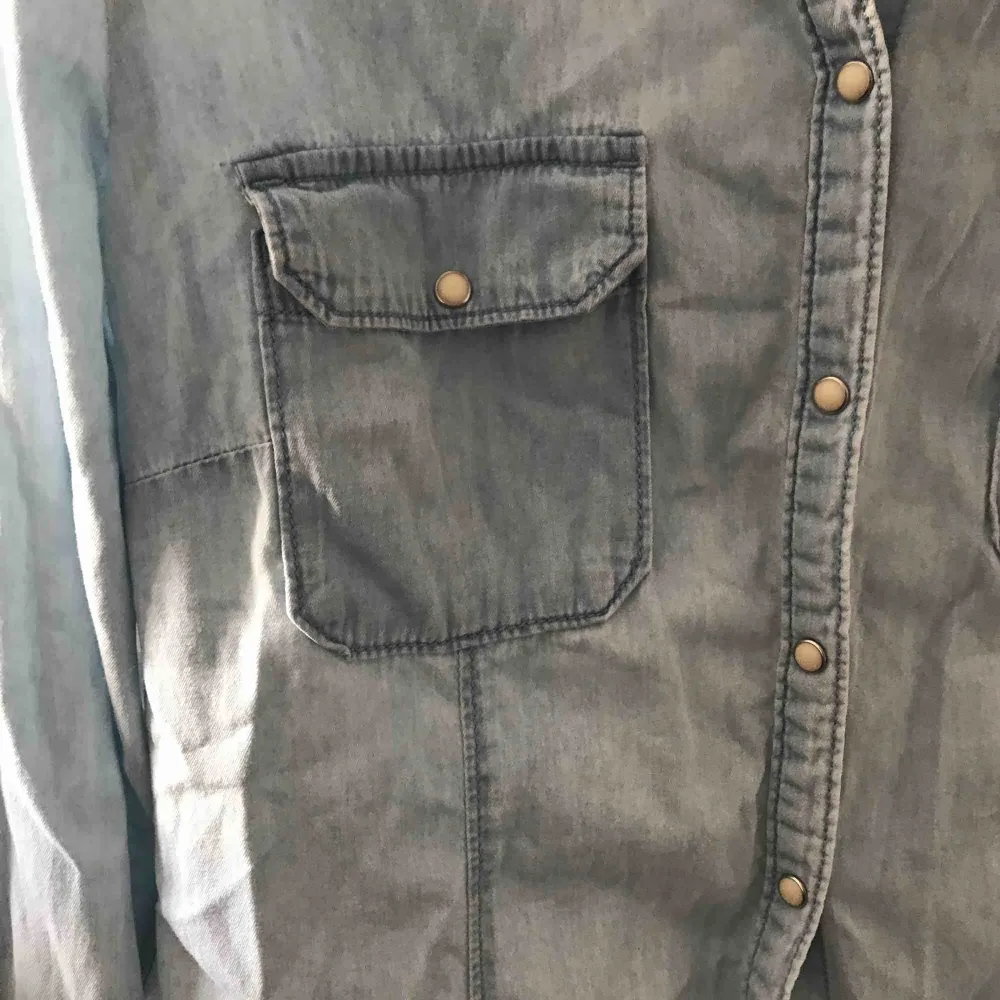 Ljus jeanskjorta med pärl knappar liten i strl, knappt använd, kan mötas upp i gbg annars står köparen för frakt. Skjortor.