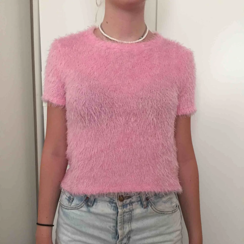 Jättesöt rosa fluffig tröja! Använd typ två gånger bara! Köparen står för frakt annars kan jag mötas upp i Stockholm, helst Södermalm!. Toppar.