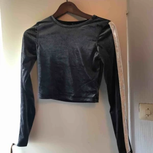 Croppad  - En grå/ silvrig cropped långärmad tshirt i velvet material! Aldrig använd prislappen finns kvar! Köparen står för frakten och tar emot swisch!💙