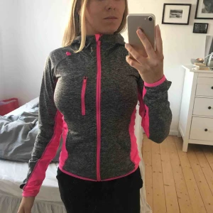  - Jätte skön träningsjacka som knappt är använd! FRAKT INGÅR.