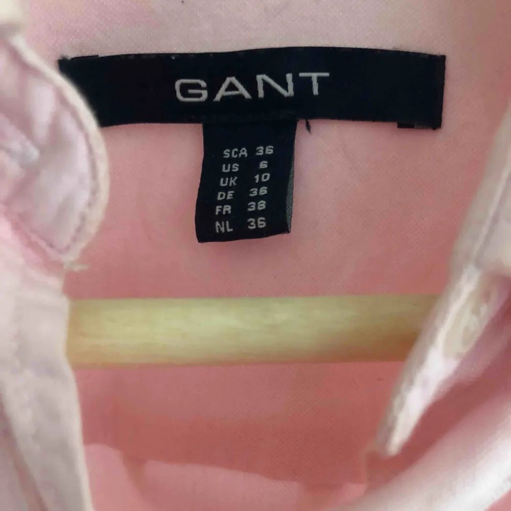 Jättefin rosa Gant skjorta som är för stor för mig. Använt max 5 ggr🥰 . Skjortor.