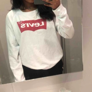  - Fin tröja från Levis i storlek L, kan användas som oversized tröja