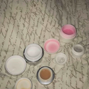  - 4 st gele färger och builders • builder white gel 30 ml- 40%kvar  nypris:187 kr • builder cover beige15 ml - 95%kvar nypris : 125 kr • pink cover gel 30 ml - 70%kvar Nypris: 50 kr •silver Diamond 5 g 100 %kvar nypris: 30 kr (allt Köpt för ca 400 kr)