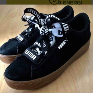  - Sneakers från Puma i storlek 40; tidigare använda men är i väldigt fint skick. Kommer med inbyggd soft foam, som gör att skorna är oerhört sköna att gå i. Köptes för över 1000kr. Kan mötas upp eller frakta, men frakt kostar 80kr extra.