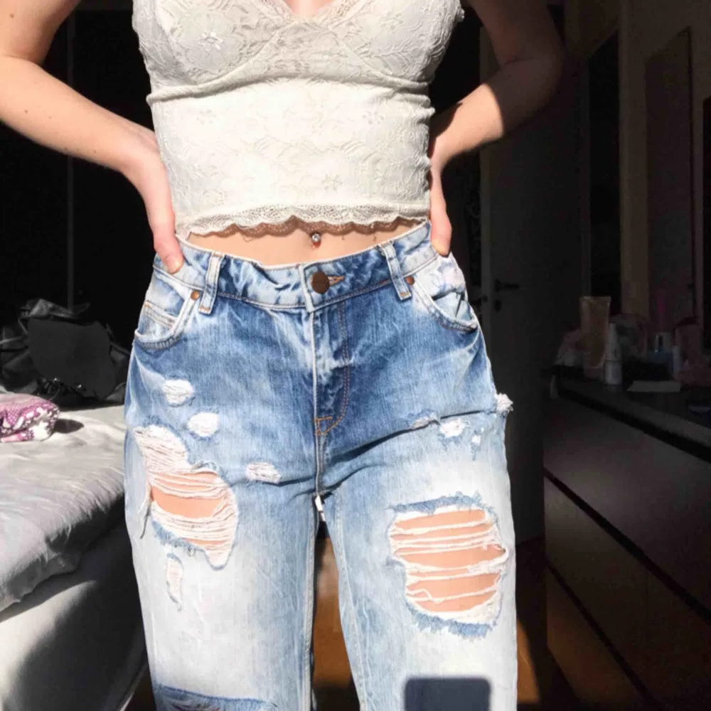 Snygga boyfriend jeans med hål. Endast använda några gånger. Strl W26😊 Nypris 599kr. Jeans & Byxor.