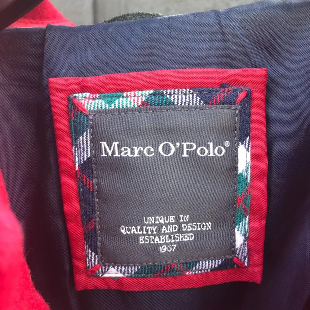 Snygg duffelkappa från Marc O’Polo! Använd men i gott skick förutom lite slitage i fodret. 100% ull/kashmir. Nypris 5000 SEK. Storlek 42 - Made in Italy . Jackor.