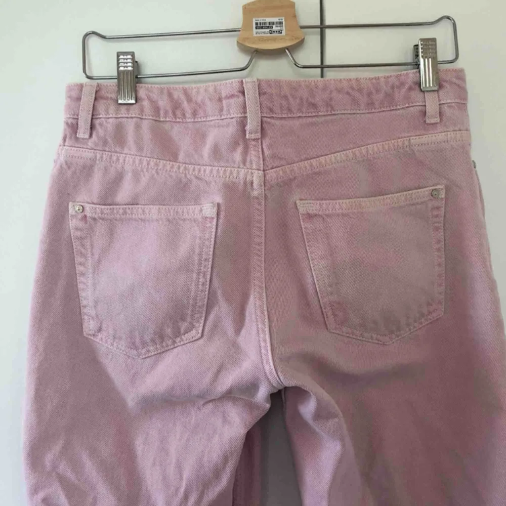 Ljusrosa jeans från Mango i momjeansmodell. Storlek 34, gott skick. Köpare står för frakt.. Jeans & Byxor.