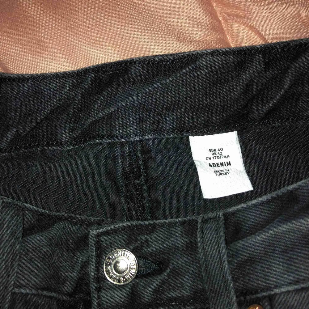 jeans kjol från h&m, aldrig haft på mig den🙄 Köparen står för frakten eller möts vi nånstans i malmö💐. Kjolar.