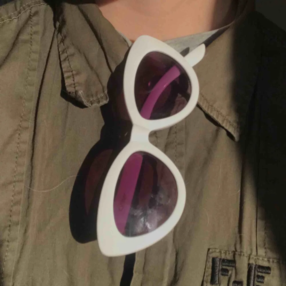 Jättefina solglasögon från glitter!💘 kommer aldrig till användning hos mig dock :( frakt ligger på 9:-❤️❤️. Accessoarer.