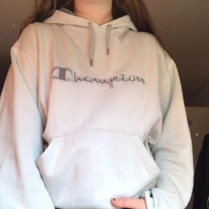  - Säljer denna ljusblå/gråa champion hoodien!💙
