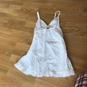  - Perfekta skolavslutning/student klänningen använd en gång och är i topp skick