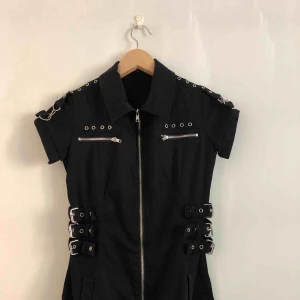  - Så najs goth-klänning med spännen och kedjor, från Mercy! ☠️ Köpare betalar frakt eller så möts vi upp i Stockholm! 