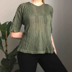  - 💌Frakt ingår!💌 Unik stickad tröja i olivgrön med ett metalliskt skimmer från Wico • i storlek XL men passar även S/M för en mer oversized fit! 