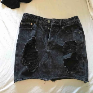  - VÄRLDENS BALLASTE kjol!!!!!!! Den är rippad o sliten, svinsnygg verkligen, men tyvärr för liten för mig :(((((( 