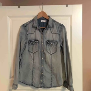  - Jättesnygg jeansshorts som är en aning stor.   Superskönt material. Använd väldigt få gånger. Nypris ungefär 250kr.