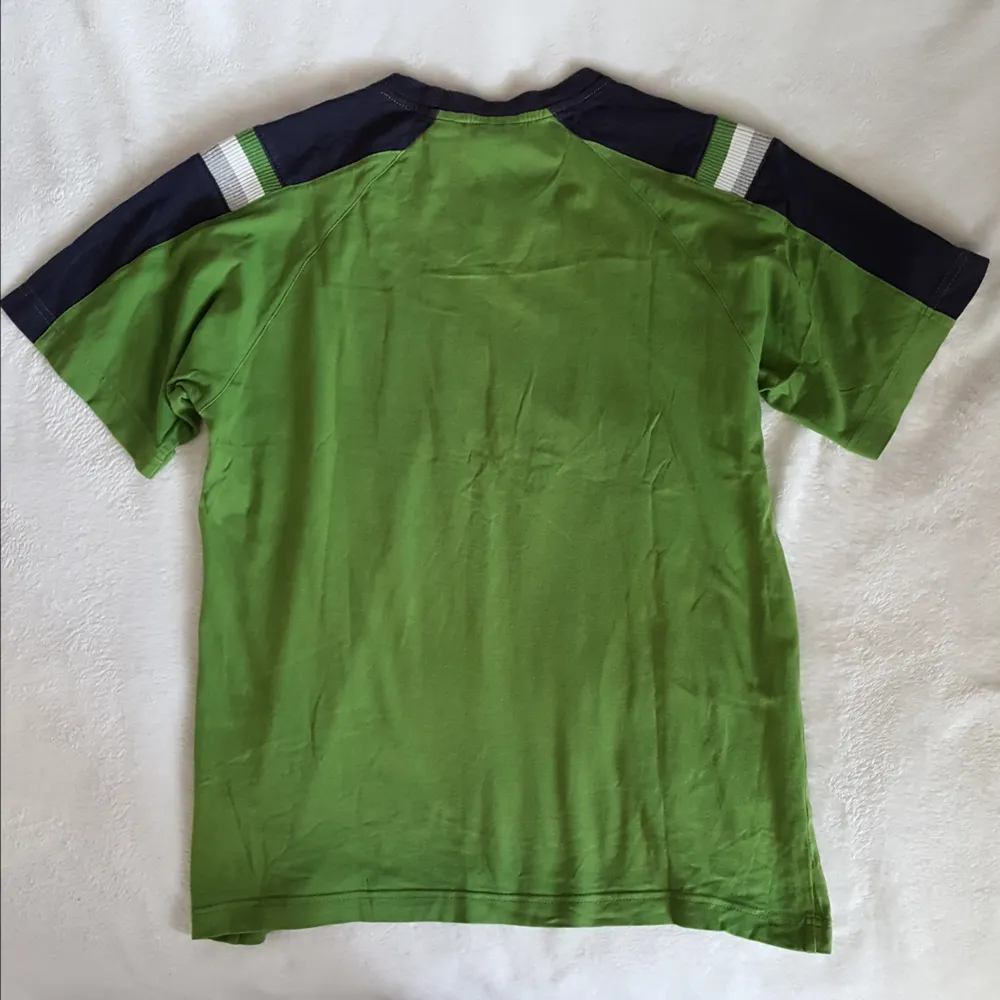 Vintage grön Adidas t-shirt i fint skick. Står storlek 164 på lappen men är som ca storlek S/M. Kan skickas om köparen står för fraktkostnaden som blir 36kr. . Övrigt.
