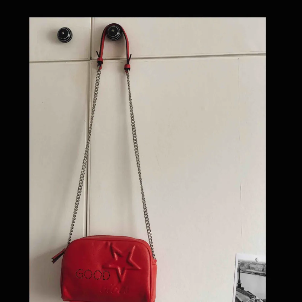 Sååå fin röd väska från Mango som jag köpte för några års sen men använt alldeles för sällan:( som ny i skicket. Frakt tillkommer . Väskor.