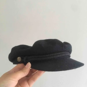  - Hatt från brixton i ull, marinblå. Mycket gott skick, endast använd fåtal gånger. Nypris 499kr. Frakt tillkommer. 