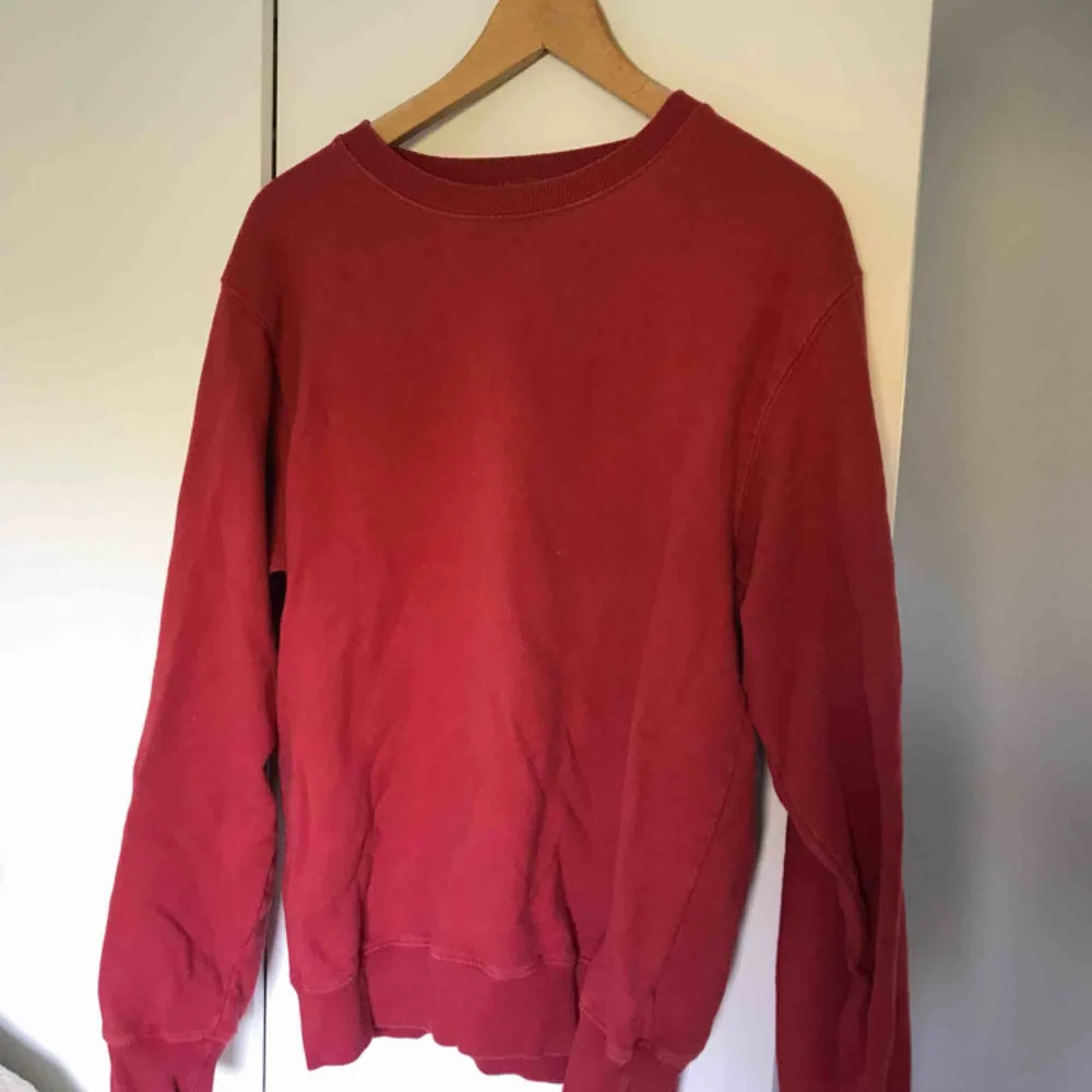 Supermysig röd sweatshirt från BrandyMelville men som inte längre kommer till användning, är ”nosize” men skulle uppskatta att den passar en XS-L.. Hoodies.